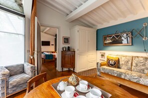 Living area - GuestHost - Comfortable 40sqm loft that can accommodate up to 4 people. Located on the ground floor of a characteristic building surrounded by Piazzale Galileo greenery, the room is the ideal solution to visit Florence while staying away from the histori (Firenze)