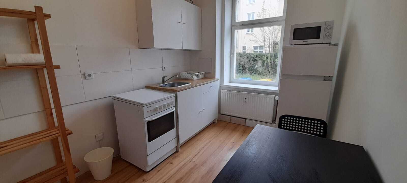 Fridge, oven, stovetop, coffee/tea maker