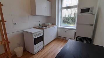 Kühlschrank, Ofen, Herdplatte, Wasserkocher mit Kaffee-/Teezubehör