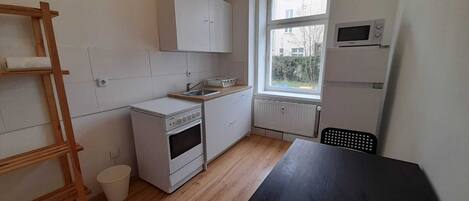 Fridge, oven, stovetop, coffee/tea maker