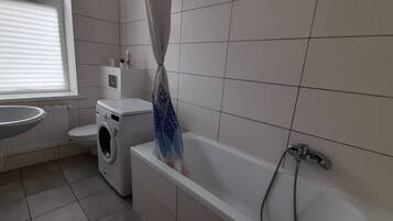 Badewanne, Haartrockner, Handtücher, Seife