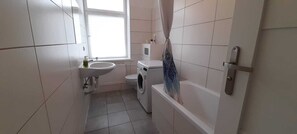 Bathtub, hair dryer, towels, soap - Nice apartment close to Leipzig (Zeitz)