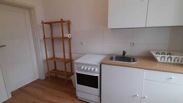 Kühlschrank, Ofen, Herdplatte, Wasserkocher mit Kaffee-/Teezubehör