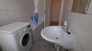 Badewanne, Haartrockner, Handtücher, Seife