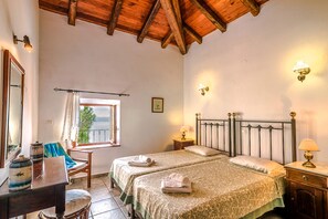 3 Schlafzimmer, Schreibtisch, Bügeleisen/Bügelbrett, WLAN