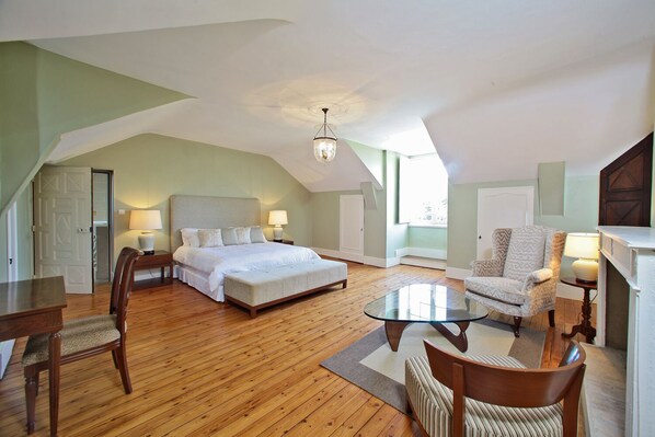 8 bedrooms, iron/ironing board, WiFi, bed sheets