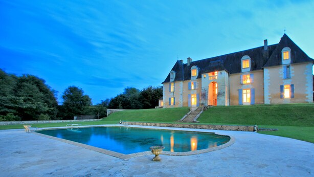 A large, historic building with a swimming pool and a well-maintained lawn. - Stunning chateau, built in 1611, beautifully renovated, furnished and equipped. (Saint-Geyrac)