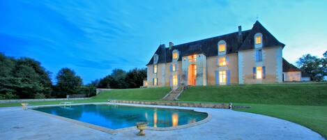 حمّام سباحة مُدفَّأ