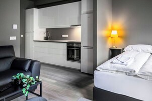 Ropa de cama hipoalergénica, cortinas blackout y cunas gratuitas 