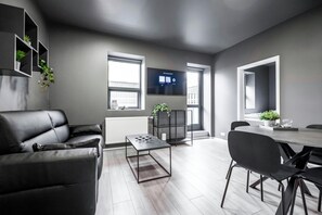 Standard-Apartment, 1 Schlafzimmer, Balkon | Wohnzimmer | 55-Zoll-Smart-TV mit Digitalempfang, Fernseher