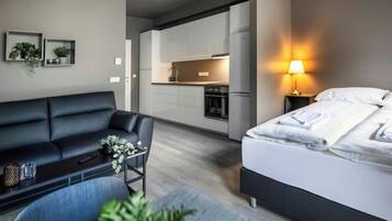 Hypo-allergenic bedding, blackout drapes, free cribs/infant beds