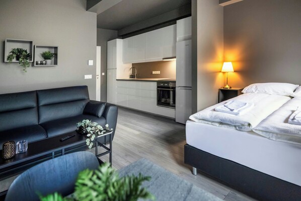 Hypo-allergenic bedding, blackout drapes, free cribs/infant beds