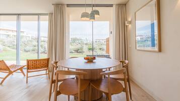 Standaard appartement, 2 slaapkamers | Een bureau, geluiddichte muren, een strijkplank/strijkijzer