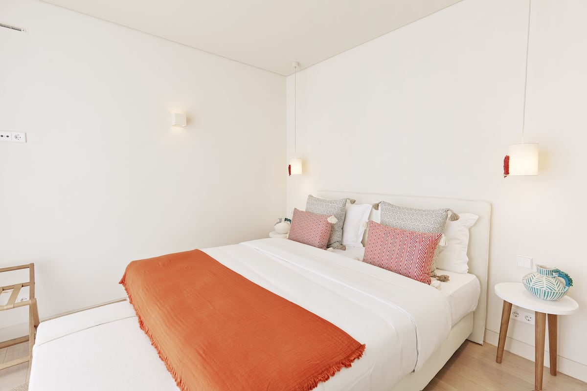 2 bedrooms, desk, soundproofing, iron/ironing board