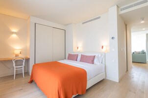 Escritorio, sistema de insonorizaciĂłn y tabla de planchar con plancha