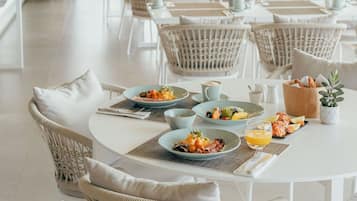 Kontinental frukost varje dag (EUR 12.5 per person)