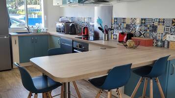 KĂŒhlschrank, Mikrowelle, Ofen, Herdplatte