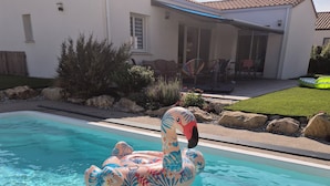Una piscina con un flotador con forma de flamenco.