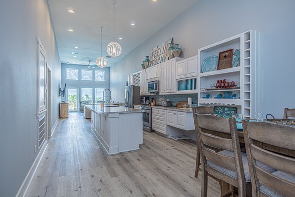 TALL CEILINGS AND LOTS OF SPACE. THE SALTY MERMAID GIVES YOU PLENTY OF ROOM TO RELAX. OCEAN VIEW