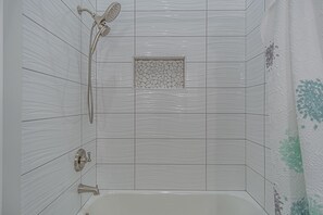 Dusche, Haartrockner, Handtücher