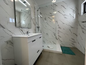 Een douche, een haardroger, handdoeken