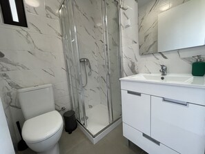 Dusj, hårføner og håndklær