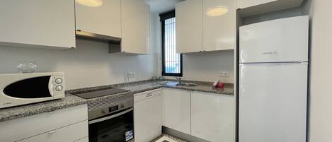 Frigorífico, microondas, horno y lavavajillas