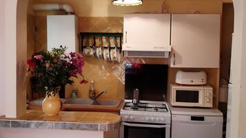 Kühlschrank, Mikrowelle, Ofen, Geschirrspüler