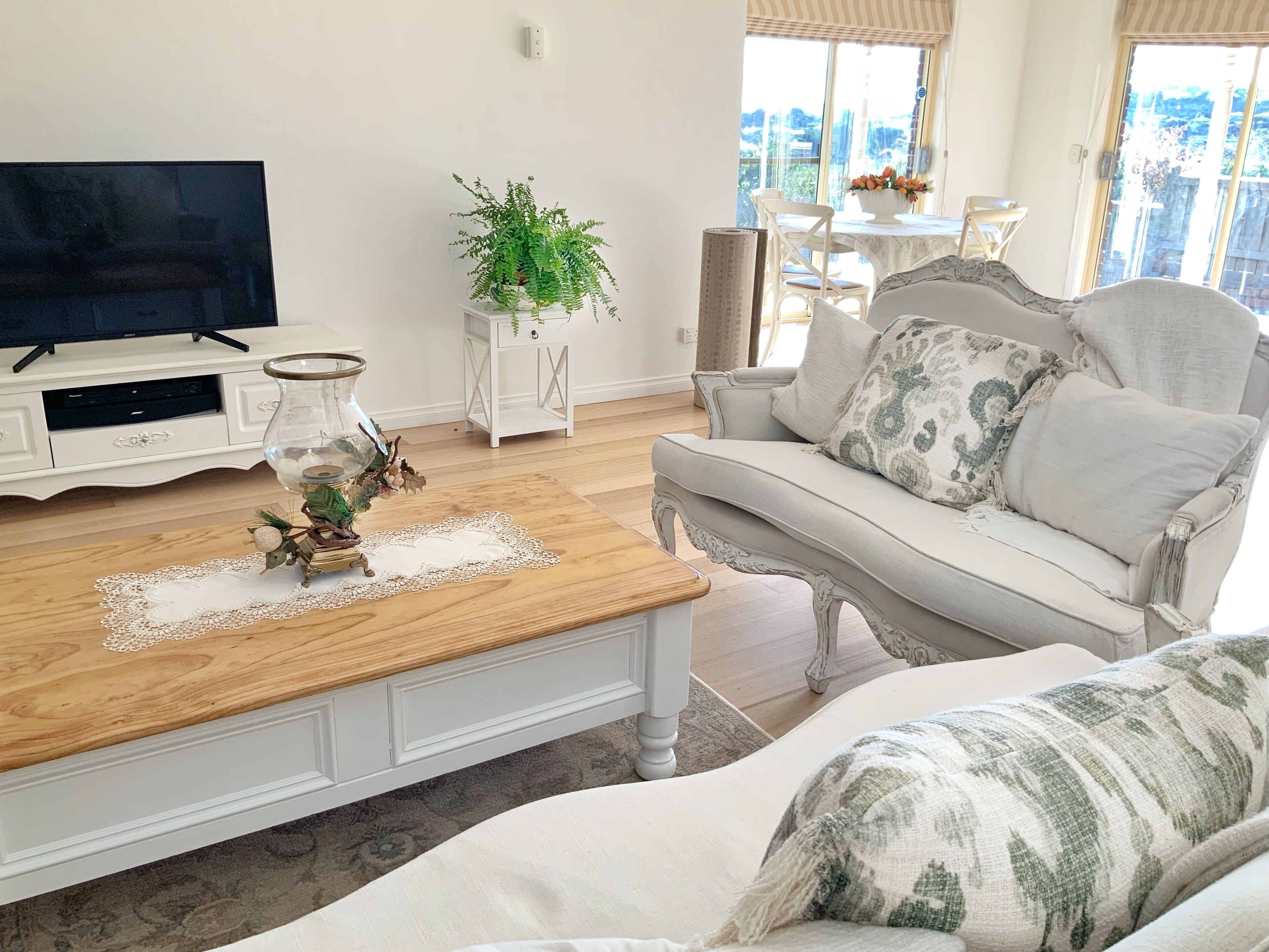 Yarra Residence, Berwick - Chic hillside guesthouse in a charming village