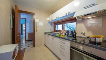 Microondas, horno, placa de cocina, lavavajillas