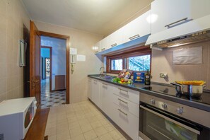 Villa Familiale, plusieurs chambres, 2 salles de bains, en bord de lac (Villa Marilyn) | Cuisine privée
