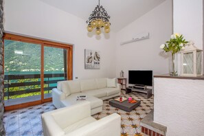 Family Villa, Multiple Bedrooms, 2 Bathrooms, Lakeside (Villa Marilyn) | Living area | 21-inch flat-screen TV with satellite channels, TV, fireplace - Villa Marilyn (Nesso)