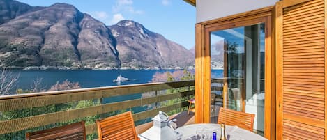 Family Villa, Multiple Bedrooms, 2 Bathrooms, Lakeside (Villa Marilyn) | Outdoor dining
