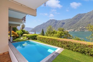 A swimming pool with a mountain view, a balcony, and a well-maintained garden. - Villa Marilyn (Nesso)