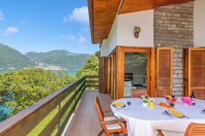 Familievilla, flere soverom, 2 bad, ved innsjø (Villa Marilyn) | Balkong