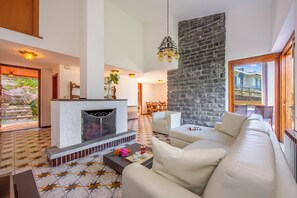 Family Villa, Multiple Bedrooms, 2 Bathrooms, Lakeside (Villa Marilyn) | Living area | 21-inch flat-screen TV with satellite channels, TV, fireplace - Villa Marilyn (Nesso)
