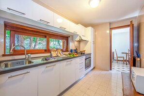 Family Villa, Multiple Bedrooms, 2 Bathrooms, Lakeside (Villa Marilyn) | Private kitchen | Microwave, oven, stovetop, dishwasher - Villa Marilyn (Nesso)