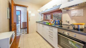 Familievilla, 2 soverom, 2 bad, ved innsjø (Villa Marilyn) | Eget kjøkken | Kokeplater, vannkoker og spisebord