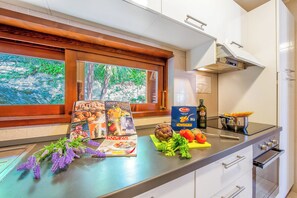 Family Villa, Multiple Bedrooms, 2 Bathrooms, Lakeside (Villa Marilyn) | Private kitchen | Microwave, oven, stovetop, dishwasher - Villa Marilyn (Nesso)