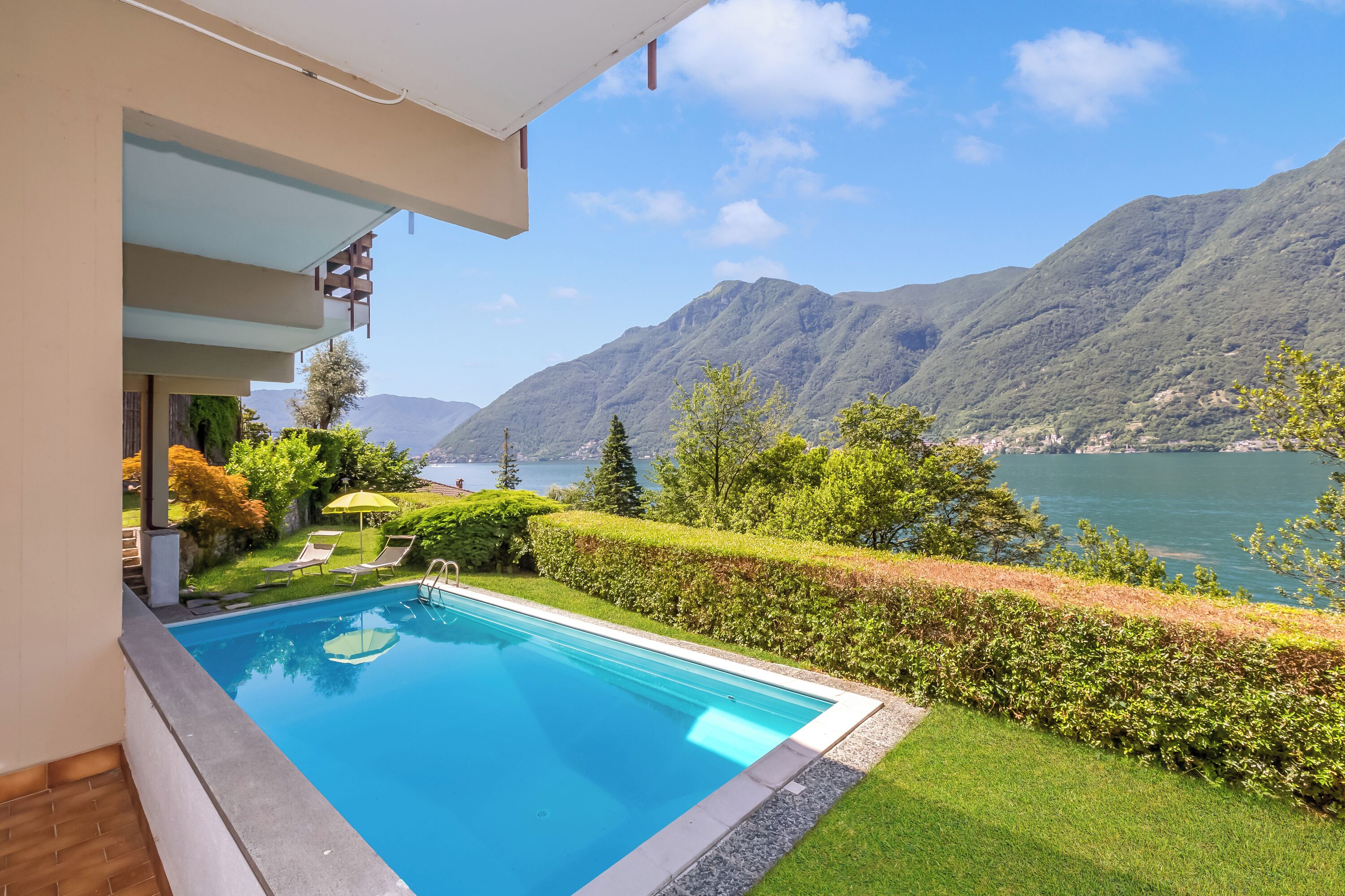 Una piscina al aire libre de temporada