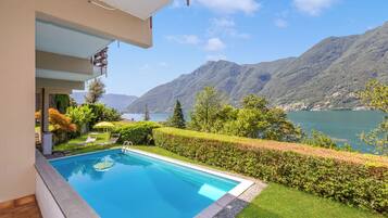 Una piscina al aire libre de temporada