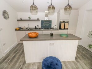 Cottage | Private kitchen | Fridge, dishwasher, electric kettle, toaster - Summerhouse (Tenby)