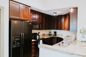 Fridge, microwave, oven, stovetop - Stunning townhouse on quiet street in Springfield! (Jacksonville)