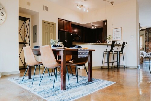 Stunning townhouse on quiet street in Springfield!