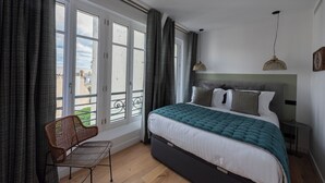 A bedroom with a bed, a chair, and a balcony. - Childe Harold, 4 stars, Luxurious and close to the Arc de Triomphe (París)