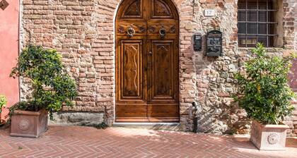 Casa in Torre Medioevale con Vista a Certaldo
