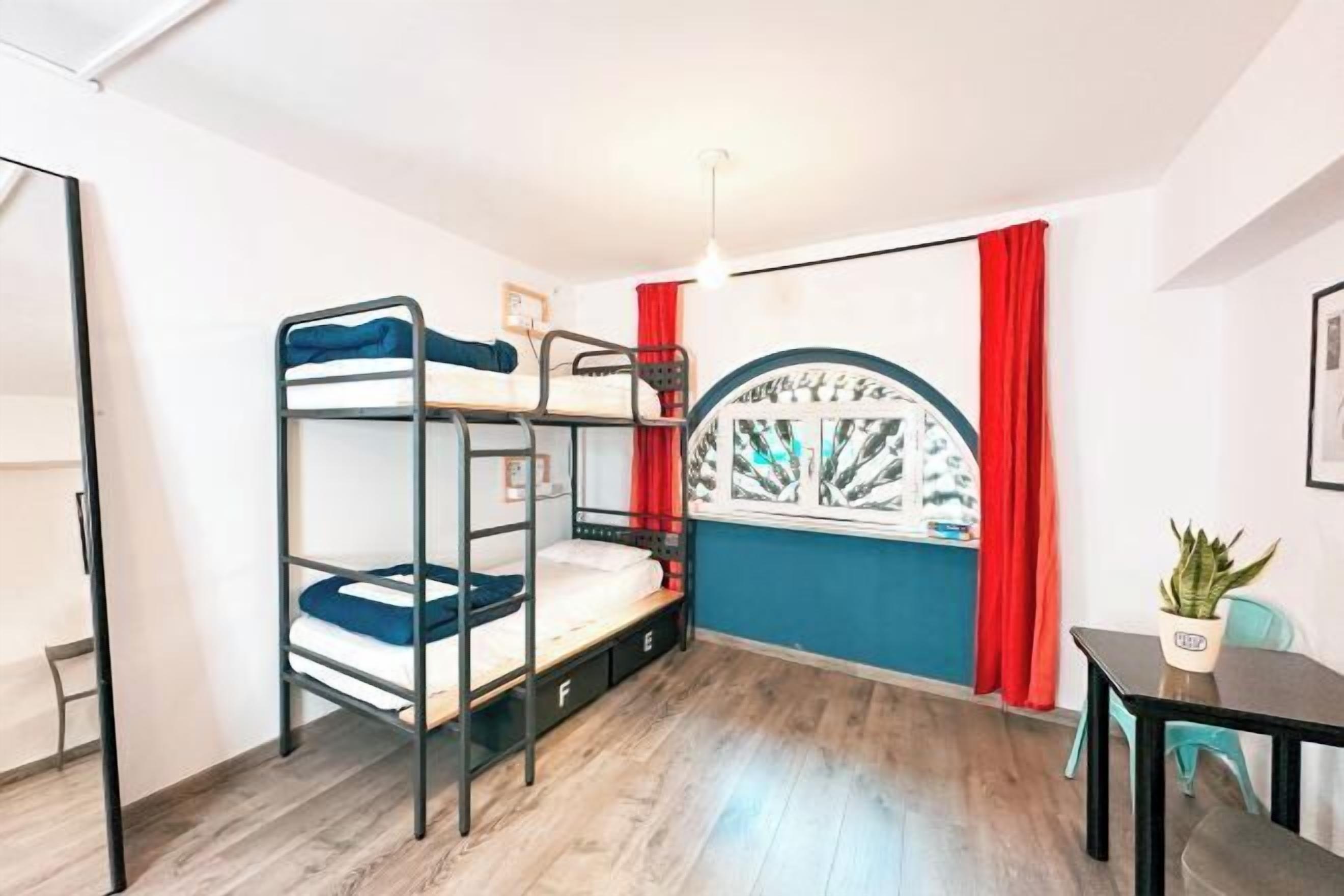 Escritorio, wifi gratis, ropa de cama