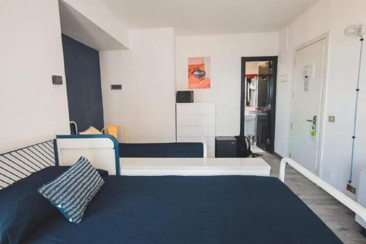 Minibar, bureau, Wi-Fi gratuit, draps fournis