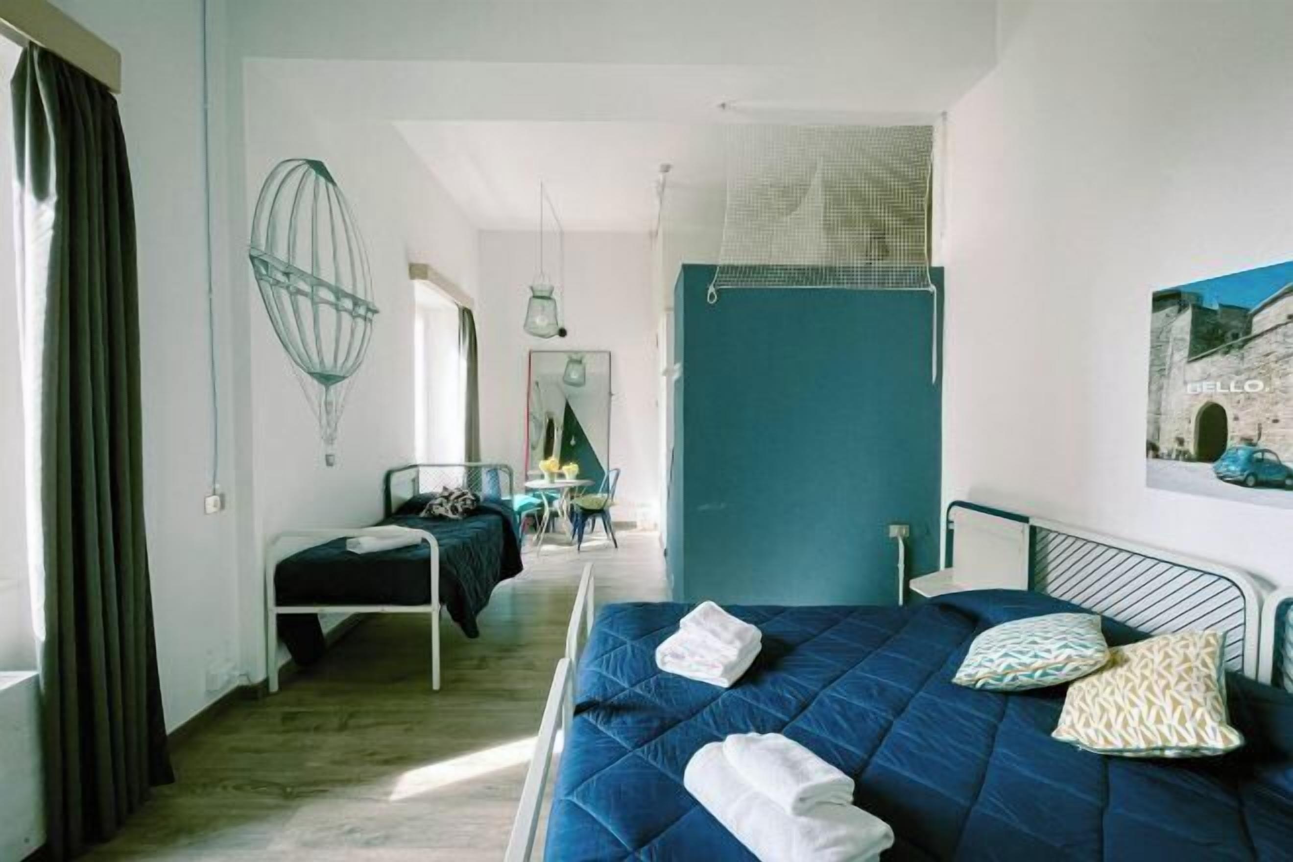 Escritorio, wifi gratis, ropa de cama