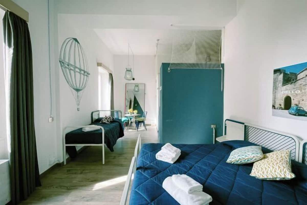 办公桌、免费 WiFi、床单